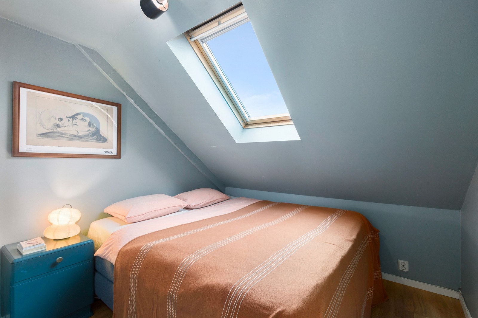 Soverom på 5 kvm med Velux vindu og plissé gardin Galleribilde