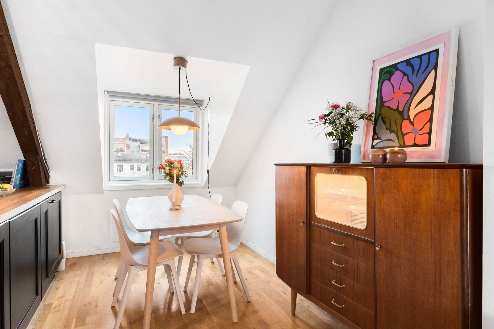 Spisestue ved kjøkkenet med plass for et skikkelig langbord Galleribilde