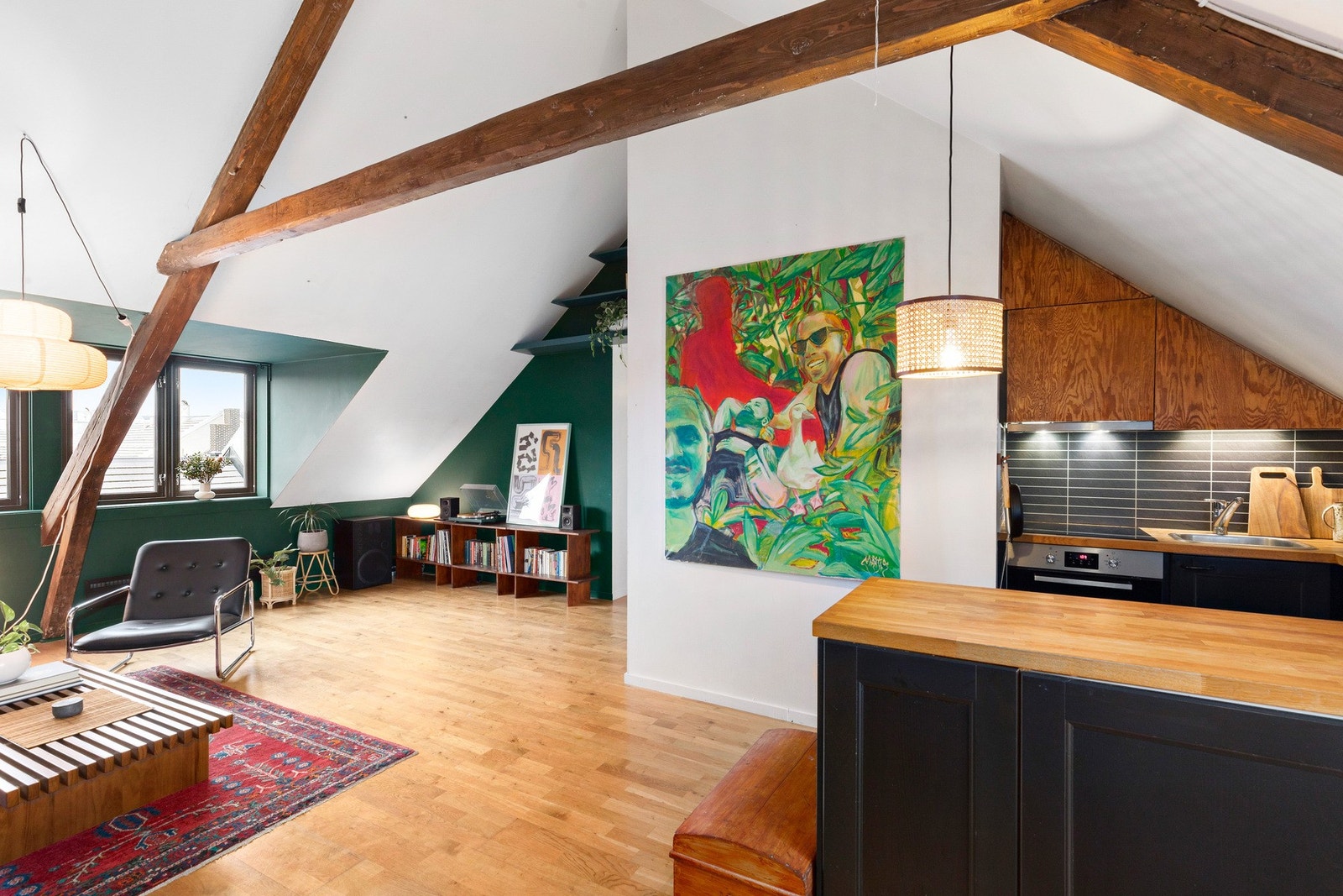 Loftsleiligheten ble ferdigstilt i 2006/07 og har siden fått oppgradert kjøkkenet i 2012 Galleribilde