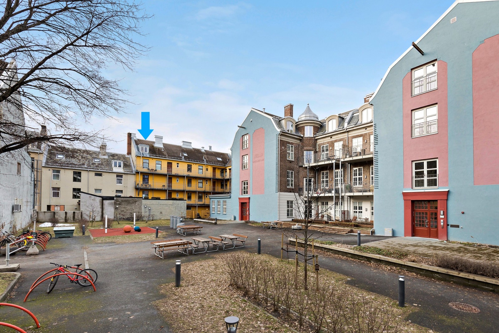 Bygget er fra 1912 og ligger tett inntil gamle Nidar sjokoladefabrikk sin store bakgård med mye benkeplass og sykkelparkering Galleribilde