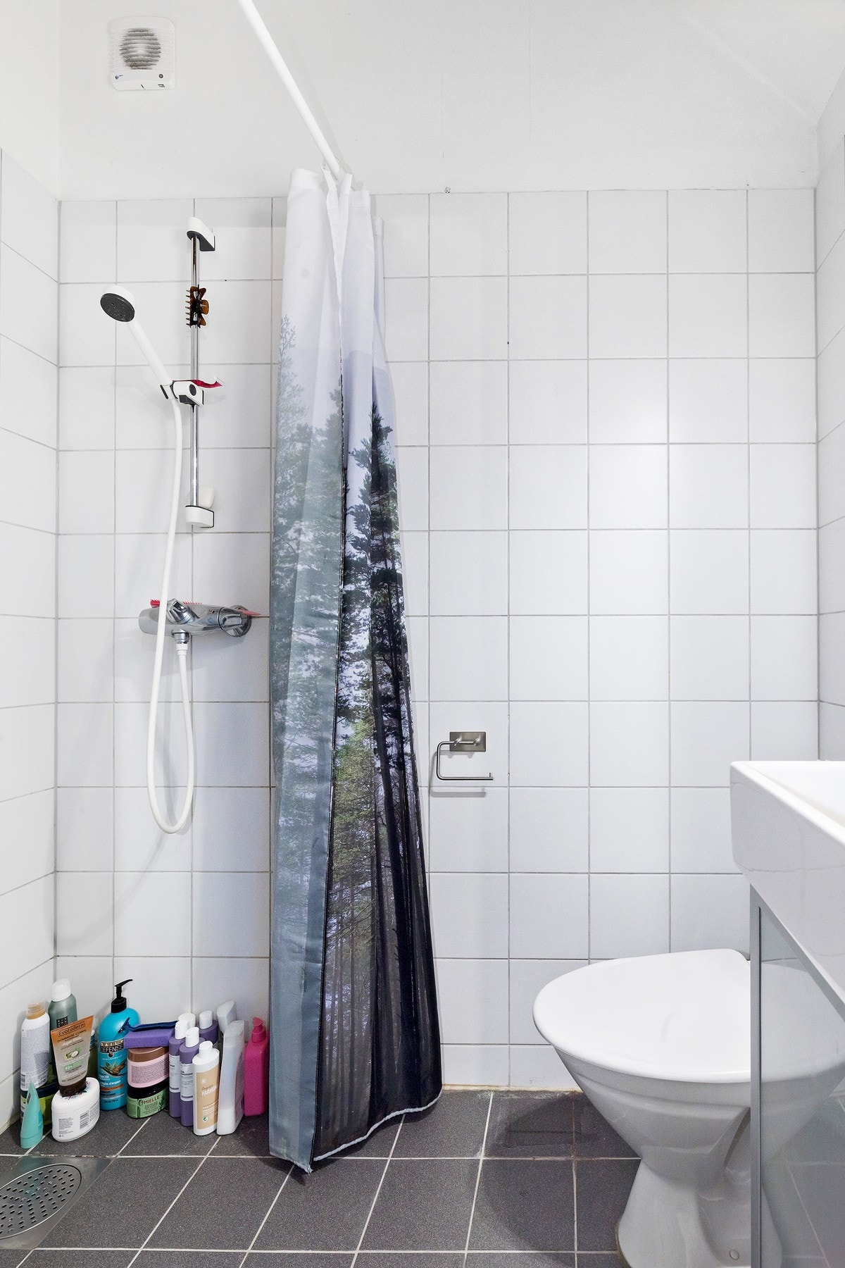 Tidløst flislagt bad fra 2006/07 med mekanisk avtrekk Galleribilde