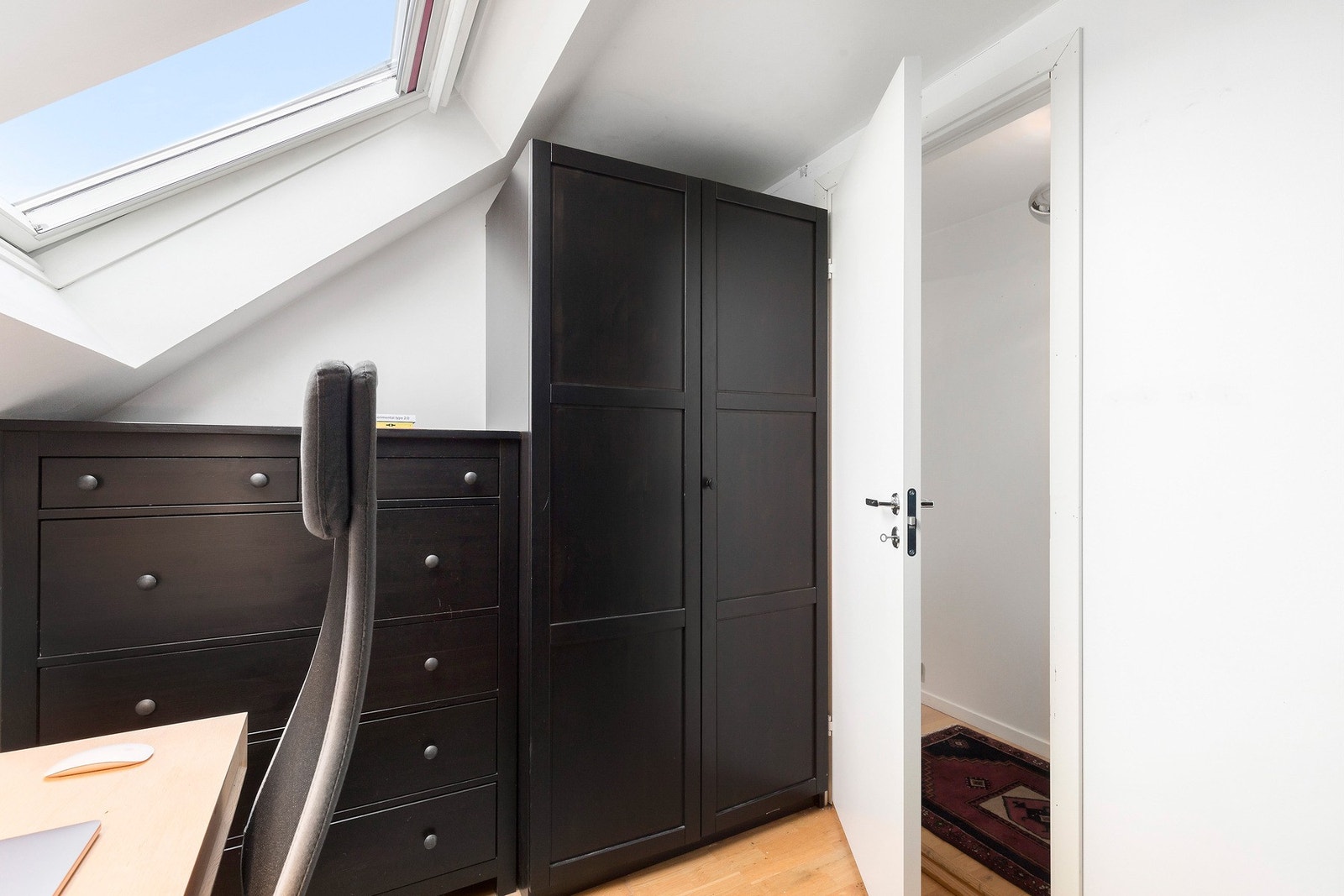 Soverom 2 på 5,5 kvm brukt som både garderoberom og kontor. Galleribilde