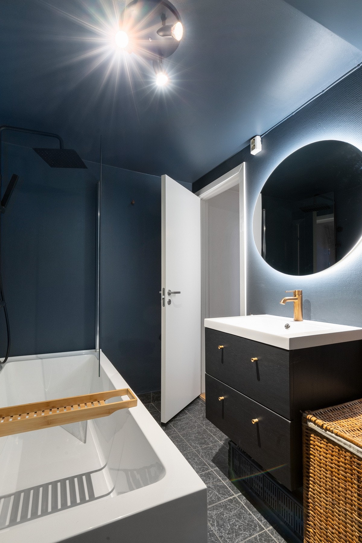 Delikat bad fra 2007 som ble malt opp og oppgradert i 2020 med nytt badekar, dusj, baderomsinnredning, speil med lys og ny lampe Galleribilde