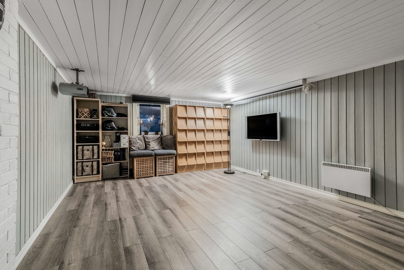 I kjelleretasjen har boligen en kjærkommen stue med 1-stavs laminatgulv, et ekstra oppholdsrom for lek, vennebesøk og avslapning. Galleribilde