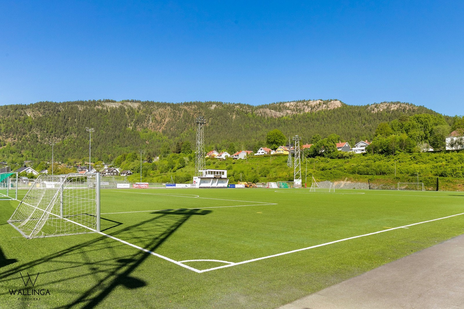 Det er flere aktivitetstilbud i området. Fasilitetene til idrettsanlegget er allsidige, her er det flere fotballbaner, skøyteis om vinteren og en stor idrettshall. Galleribilde