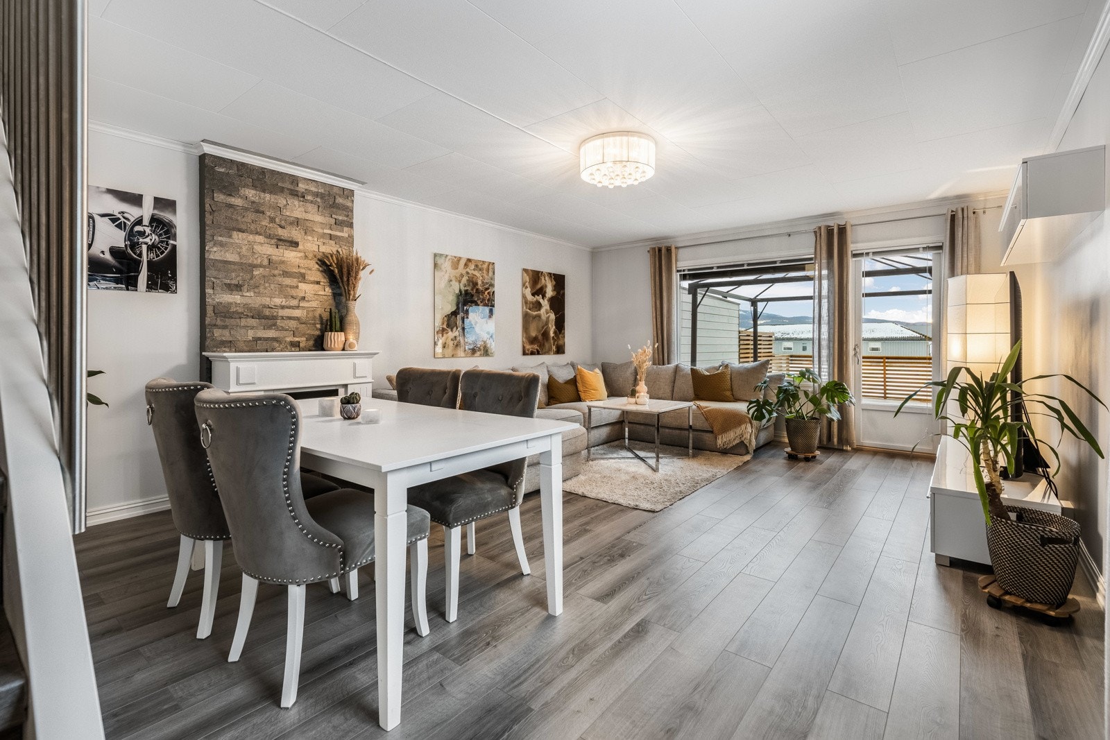 Utformingen gjør stuen enkel å møblere med både spisebord og stor sofagruppe. Galleribilde