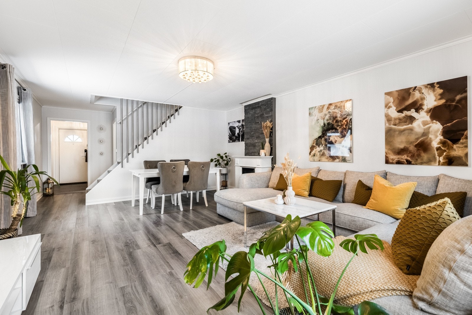Lysegrå vegger kombineres med 1-stavs laminatgulv. Galleribilde