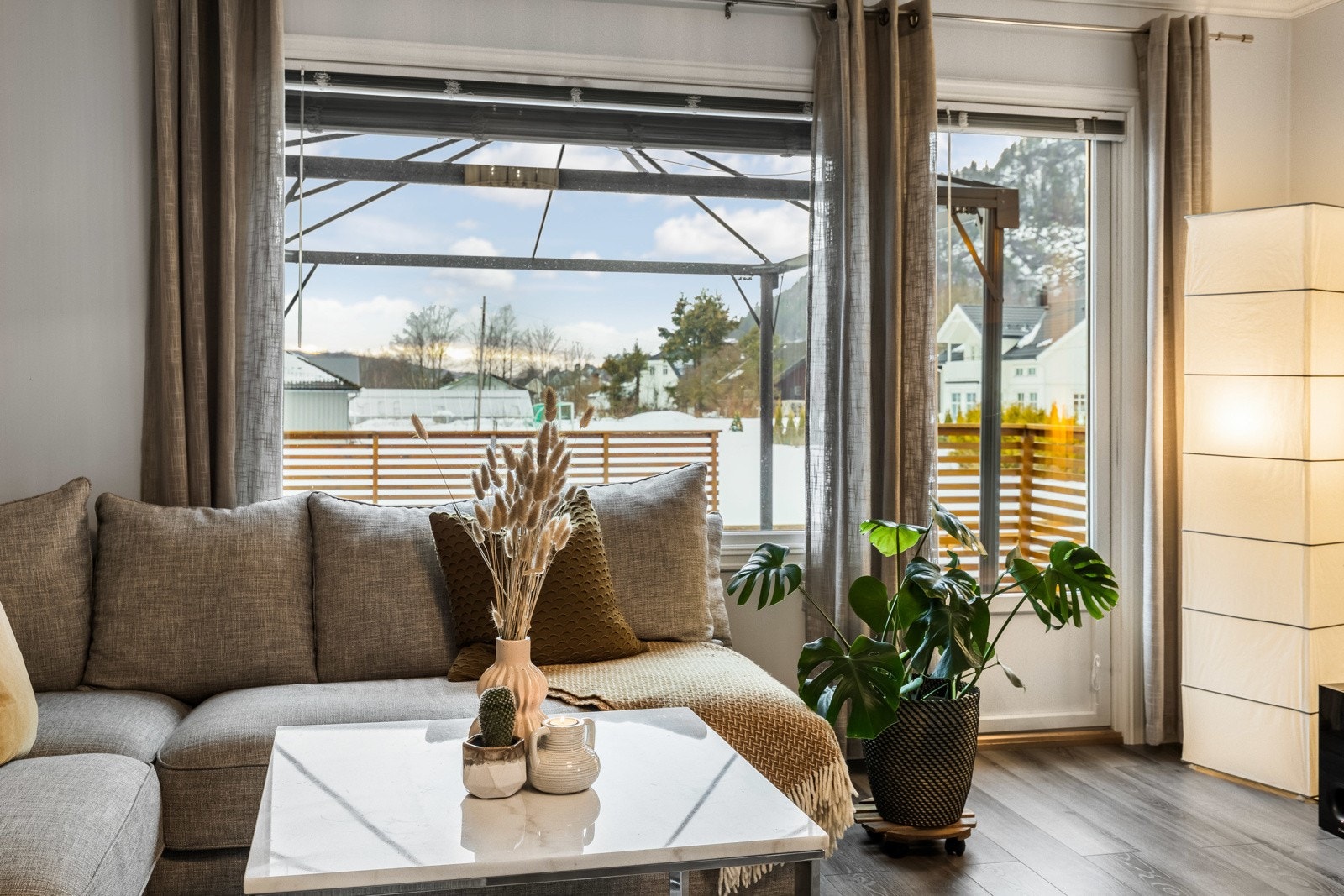 Vindusflaten i front er stor og inkluderer en glassdør til terrassen. Galleribilde