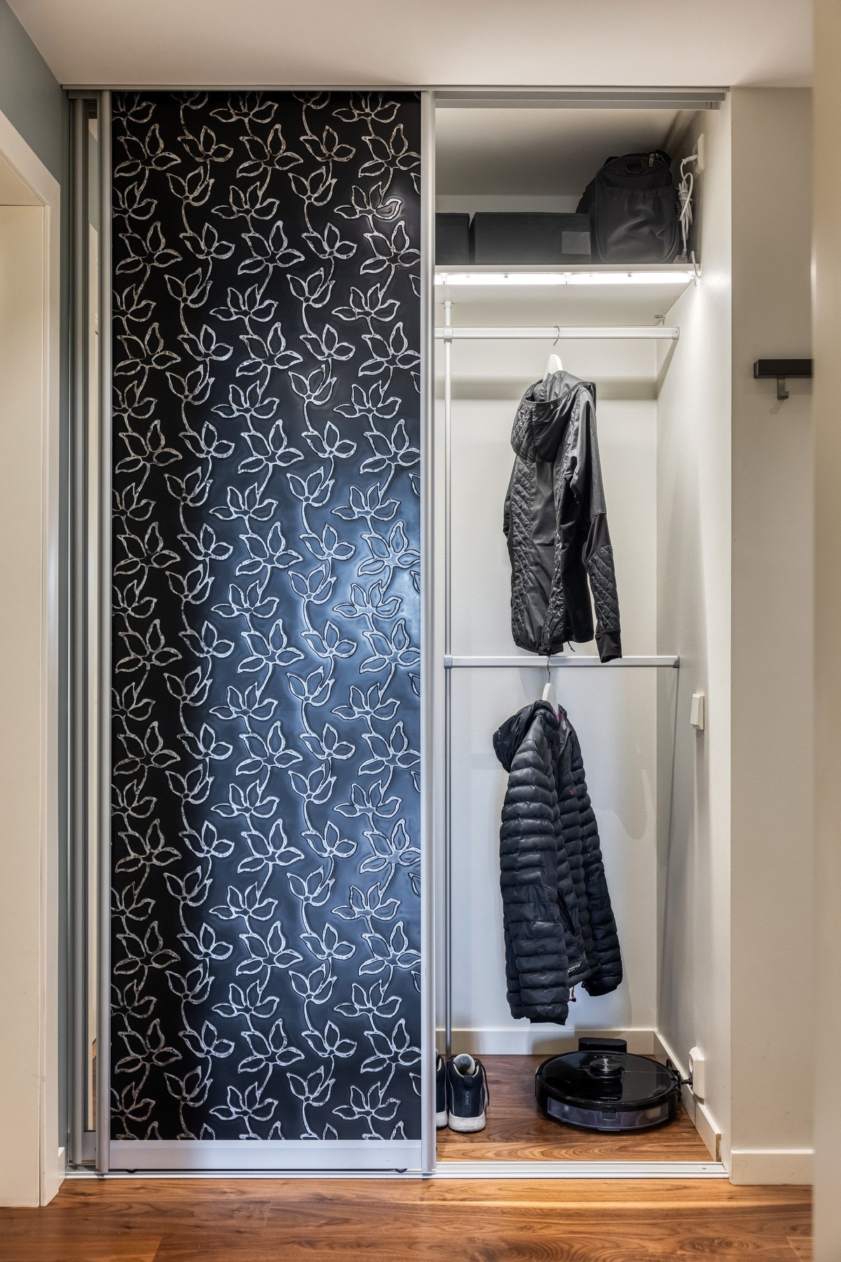 Gode oppbevaringsmuligheter og stikkontakt Galleribilde