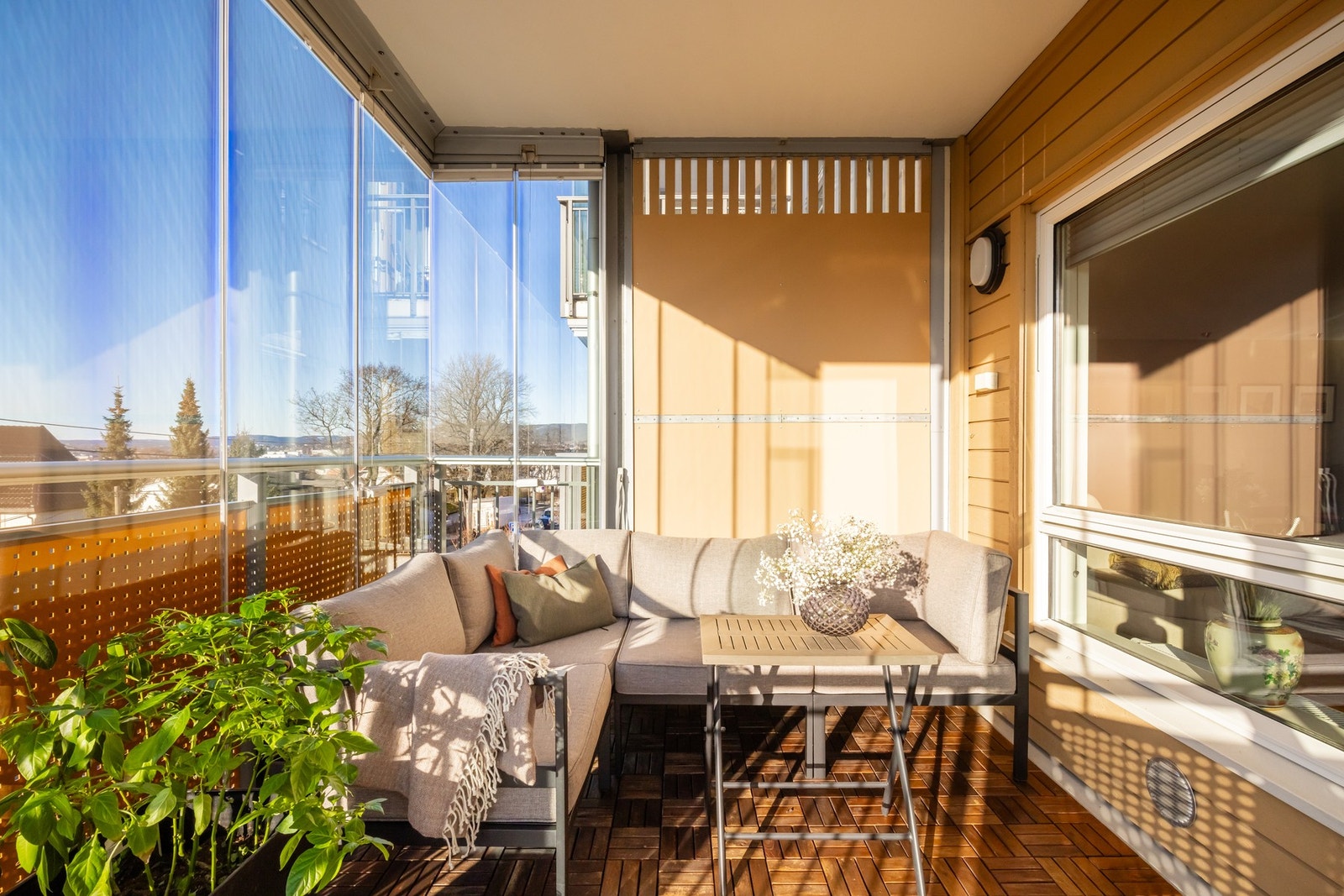 Det er plass til grill og en deilig sittegruppe eller spisebord om ønskelig Galleribilde