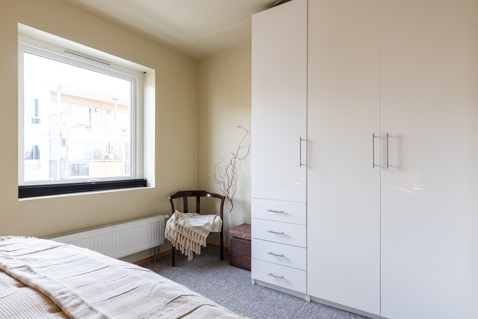 Gulvene er lagt med moderne, behagelige teppefliser Galleribilde