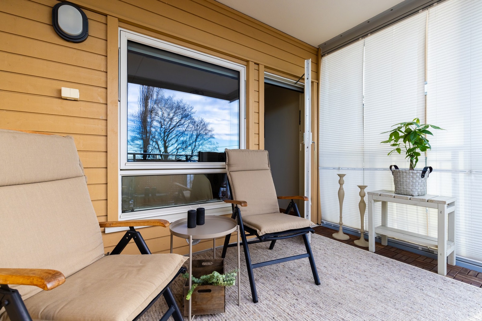 Plisségardiner, innglassing som kan åpnes og to stikkontakter Galleribilde