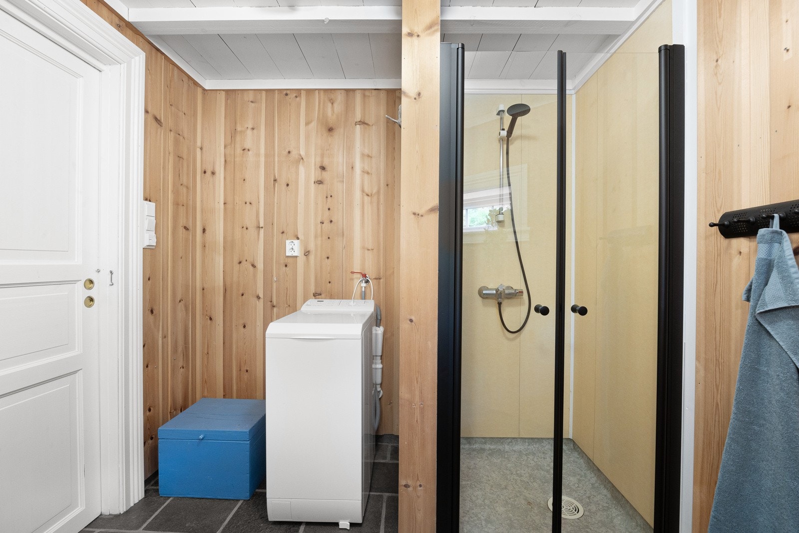 Dusjsone og opplegg for vaskemaskin. Galleribilde