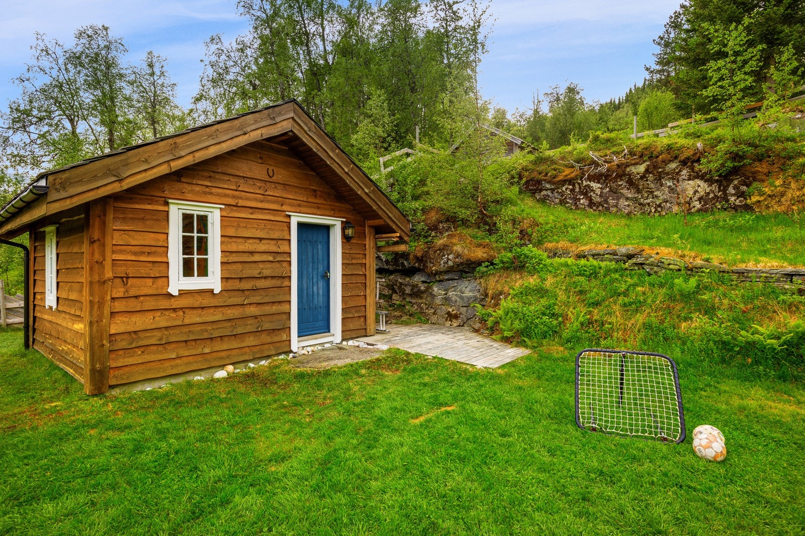 Uthuset er på hele 15 kvm og er bygget i samme stil som hytten. Galleribilde