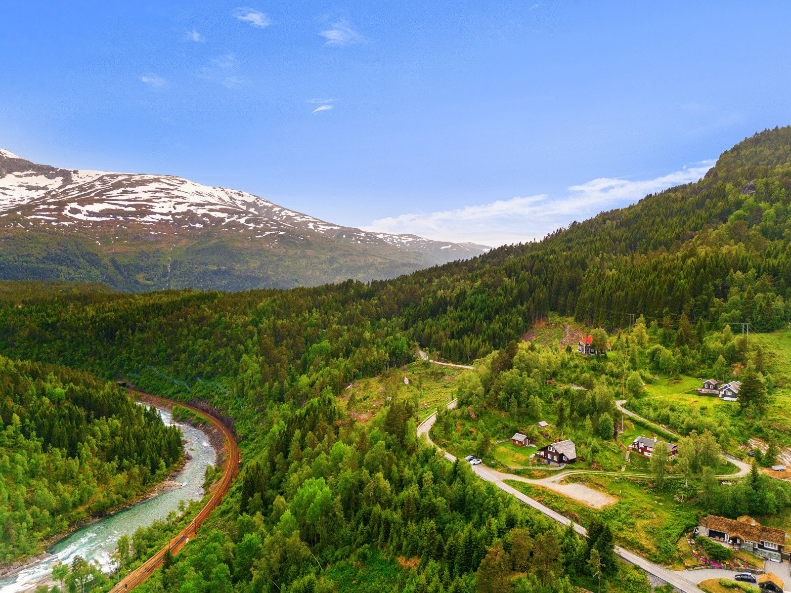 Det er gangavstand til Reimegrend stasjon - så det er også mulig å ta toget på hytten. Galleribilde