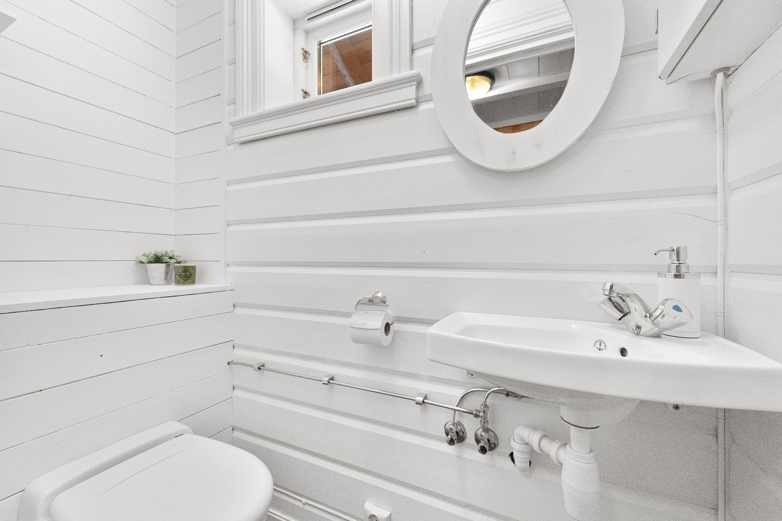 Separat toalettrom med typen Jets vakuumtoalett. Galleribilde