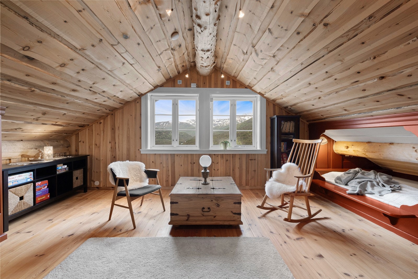 Loftstuen med god takhøyde som er et hyggelig bonusrom for de yngste i familien. Her kan en spille spill eller se en god film. Galleribilde