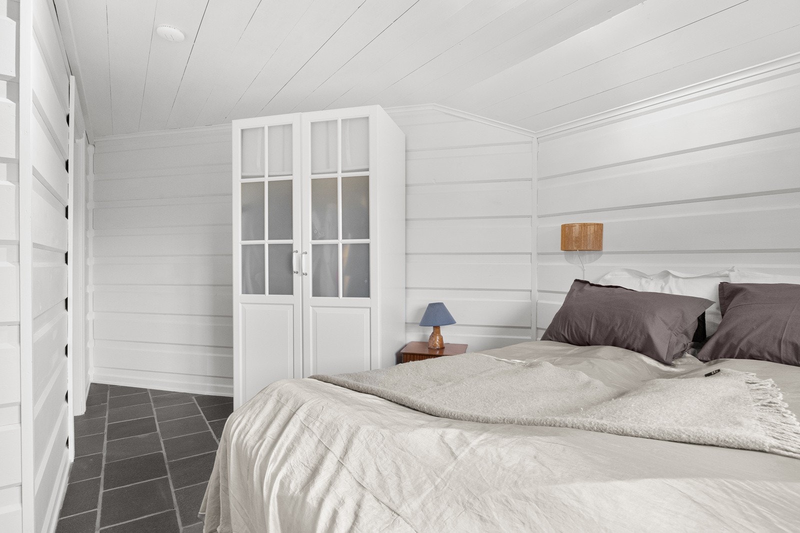 Lyst og fint soverom på 10 kvm som har varme i gulvet. Galleribilde