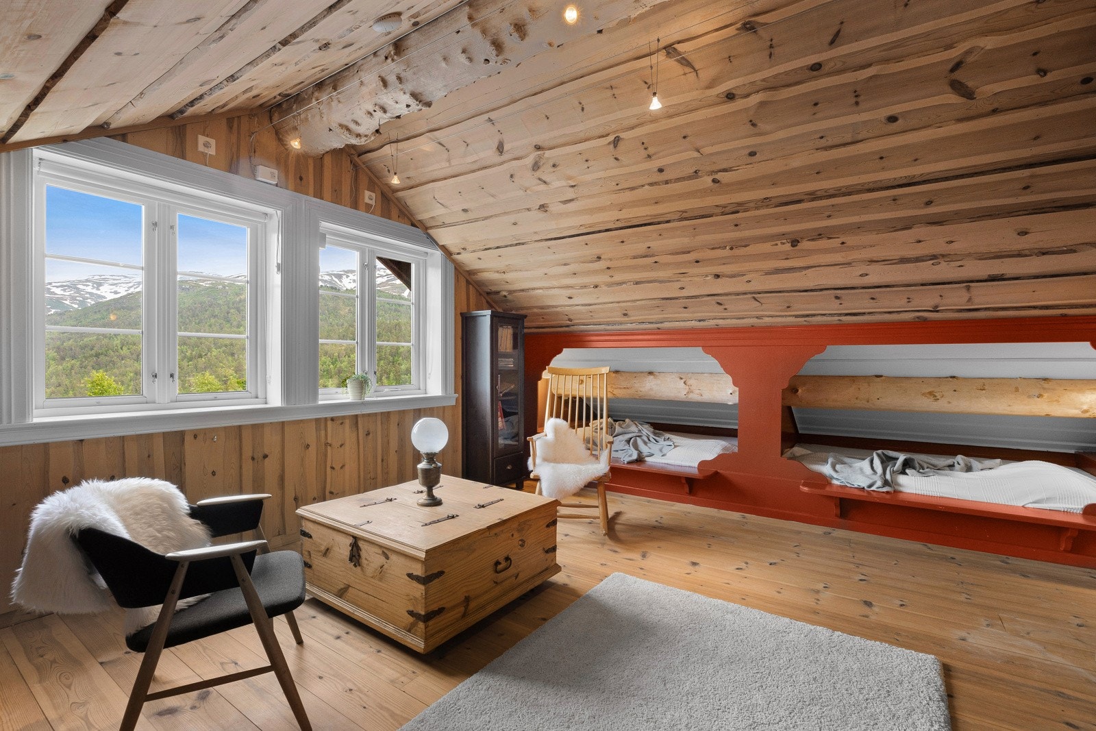 I loftstuen er det også plassbygget senger. Det er tilsammen 15 sengeplasser i hytten. Galleribilde