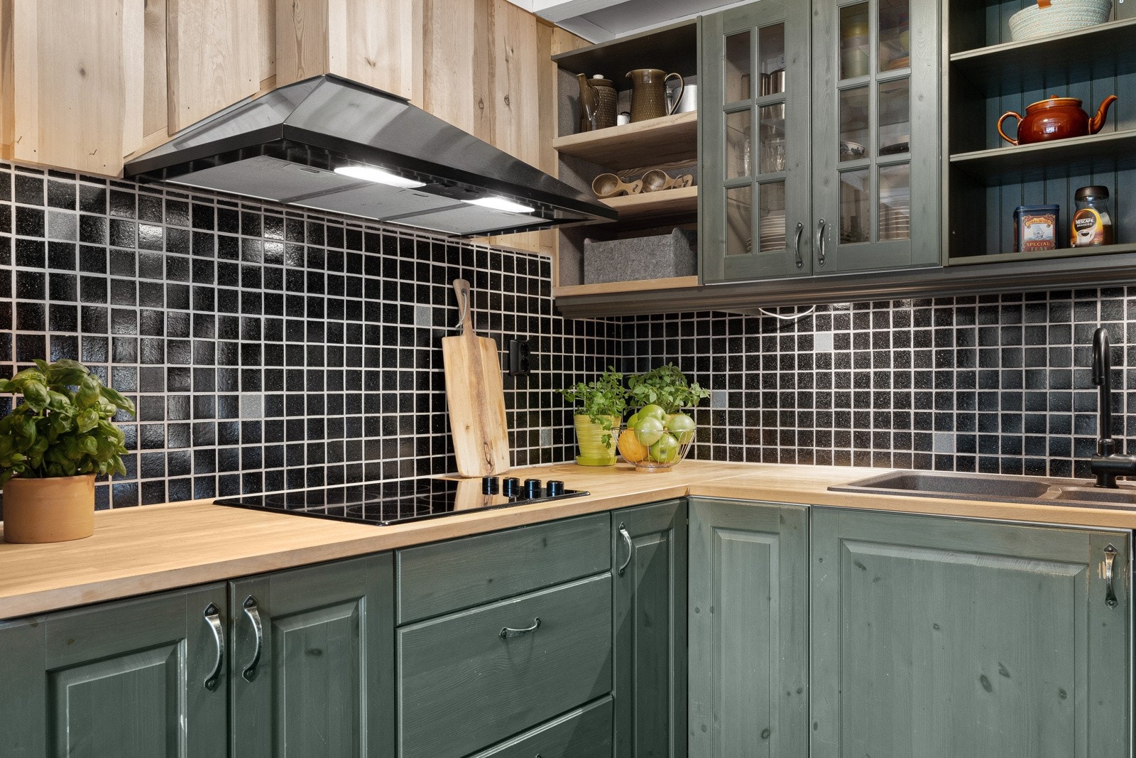 Det er fliser og belysning mellom over- og underskap. Alle nødvendige hvitevarer medfølger. Galleribilde