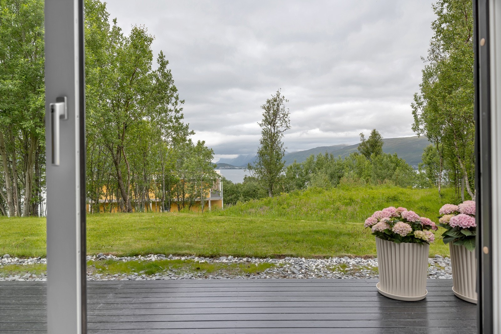 Skjermede omgivelser både sommer og vinter Galleribilde