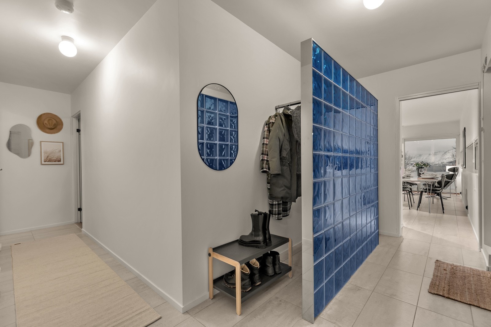 Det første som møter deg er dette praktiske inngangspartiet som er godt løst med garderobenisje Galleribilde