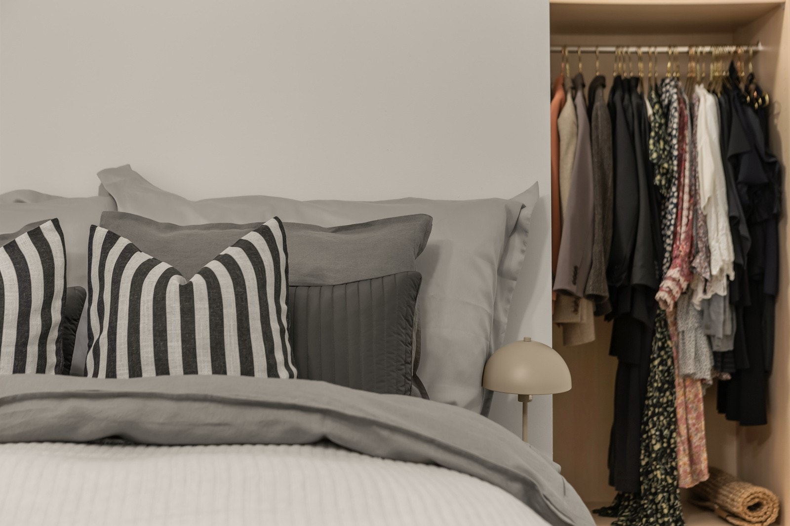 I bakkant er det en svært praktisk walk-in garderobe Galleribilde