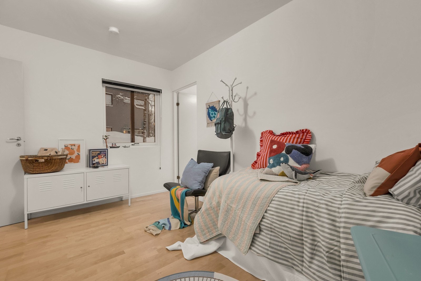 Flott rom med vinduer mot sør Galleribilde