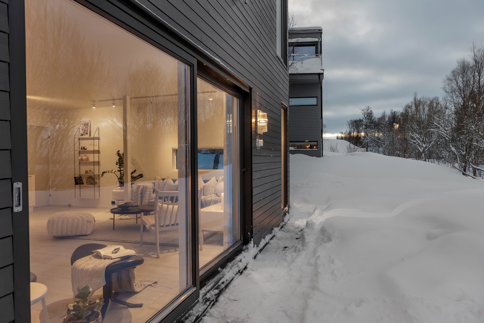 Fra stuen går du ut til stor, solrikg og vestvendt markterrasse Galleribilde