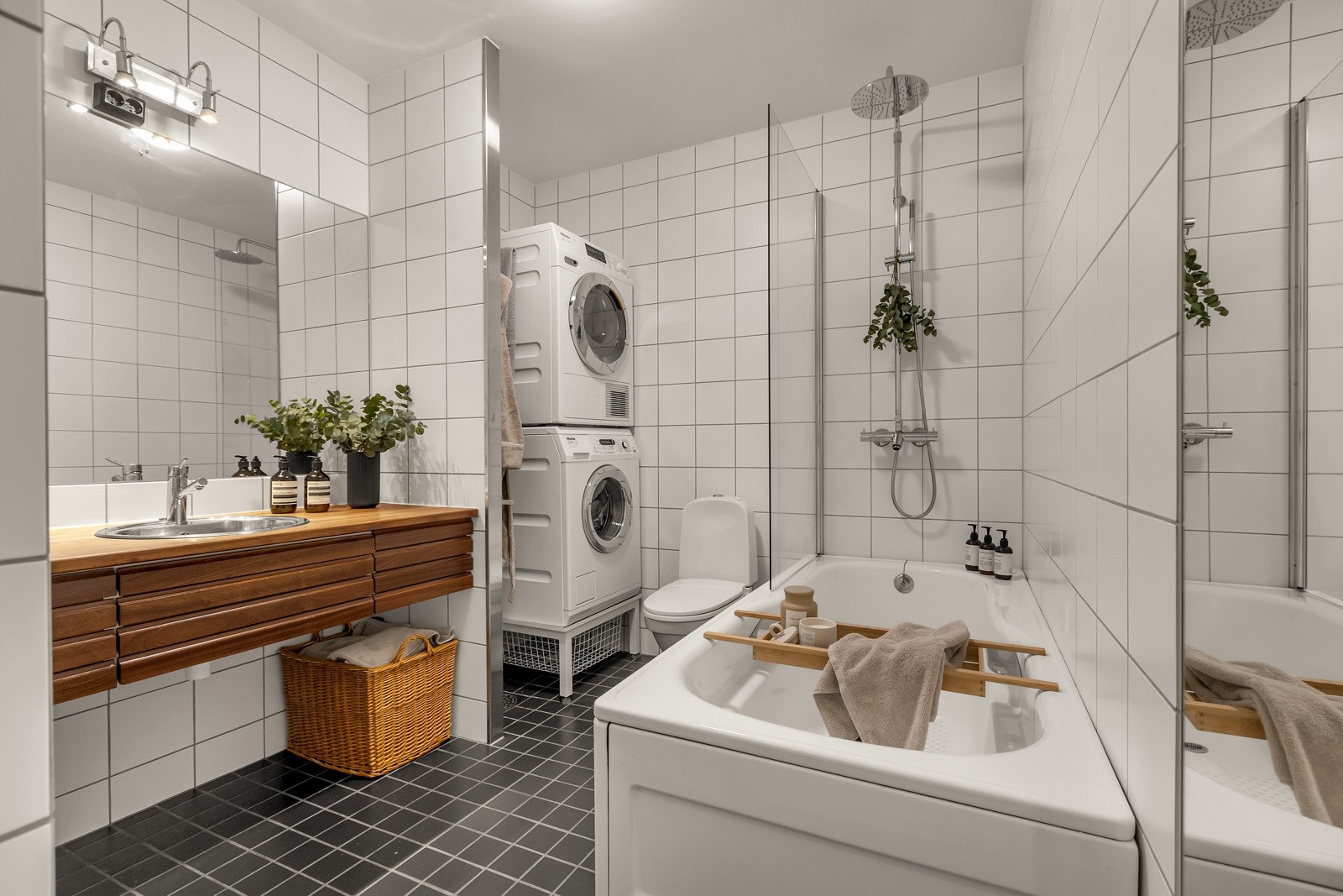 Badet er plassert mellom soverom 2 og 3. Pent bad med fliser på gulv og vegger Galleribilde