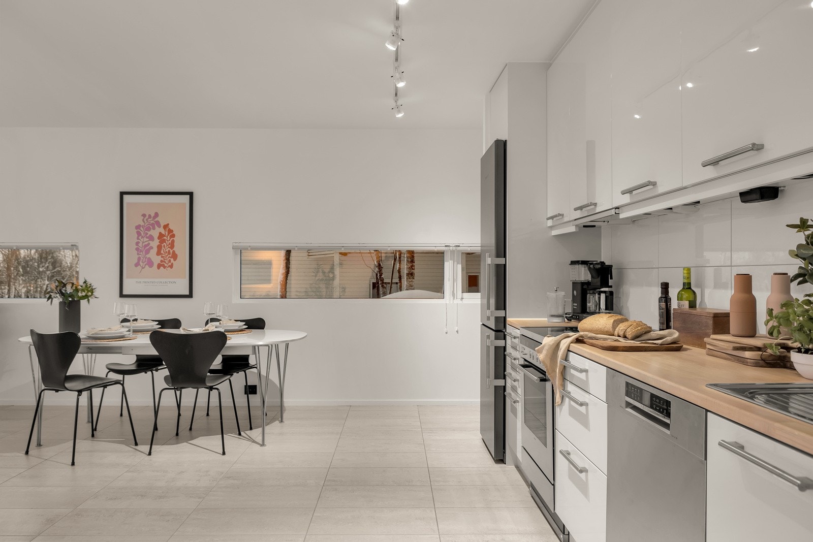 Kjøkkenet er praktisk, i slett utførelse og tilbaketrukket Galleribilde