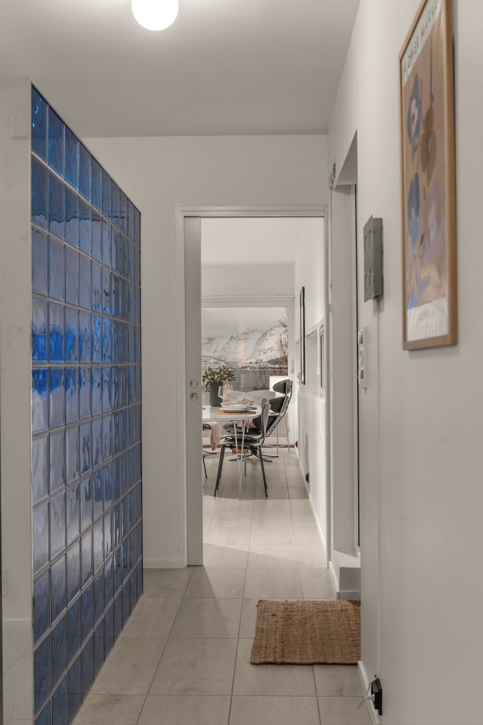 Fra inngangspartiet ledes du videre inn til en svært koselige og flotte stuen Galleribilde