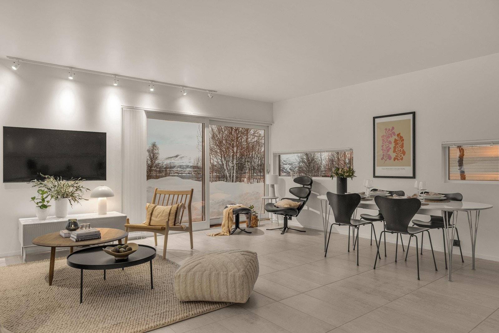 Du finner god plass til både daglig- og spisestue Galleribilde