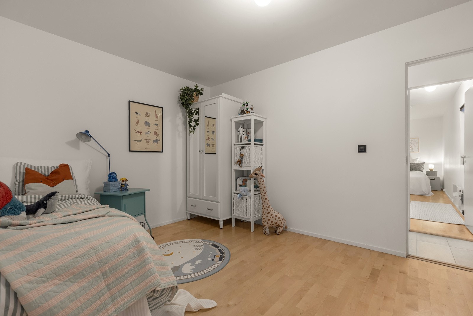 Fra dette rommet ledes du til gang og videre til boligens andre soverom og bad Galleribilde