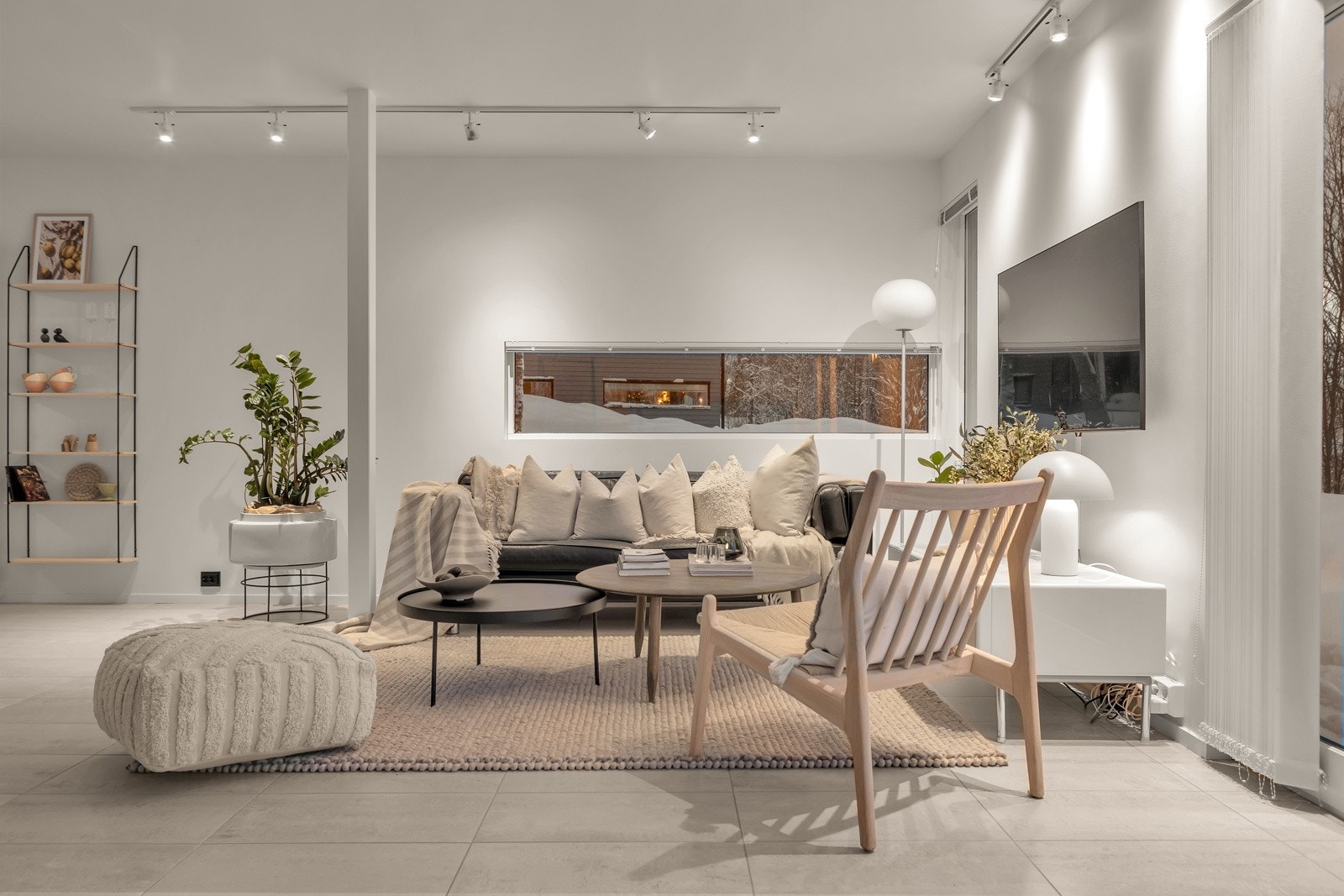 Rommet er i overkant av 34m2, har store fine vindusflater, ligger vestvendt med nydelig utsikt og har et flott naturlig lysinnslipp Galleribilde