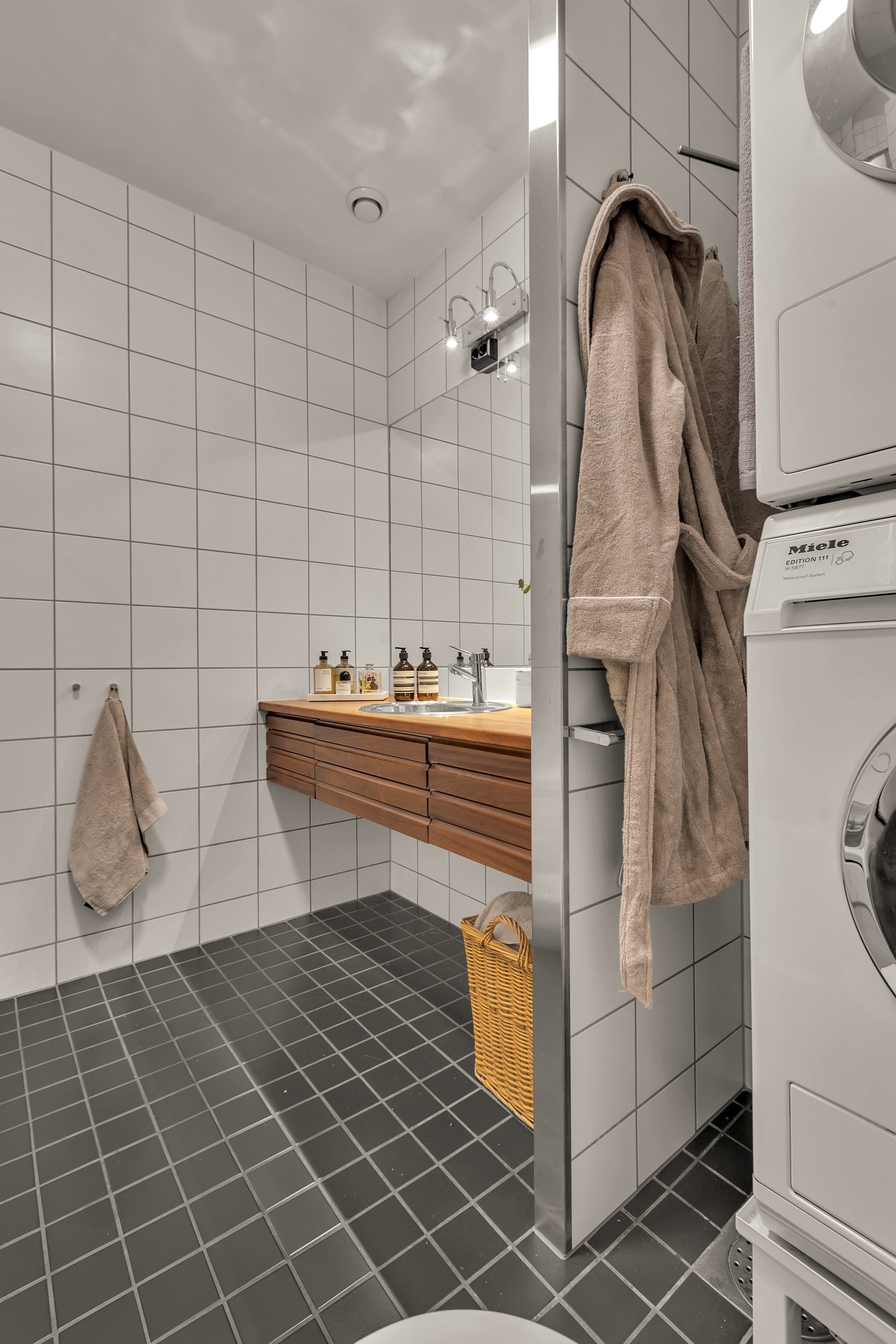 Plassbygd innredning i tre og opplegg for både vaskemaskin og tørketrommel Galleribilde