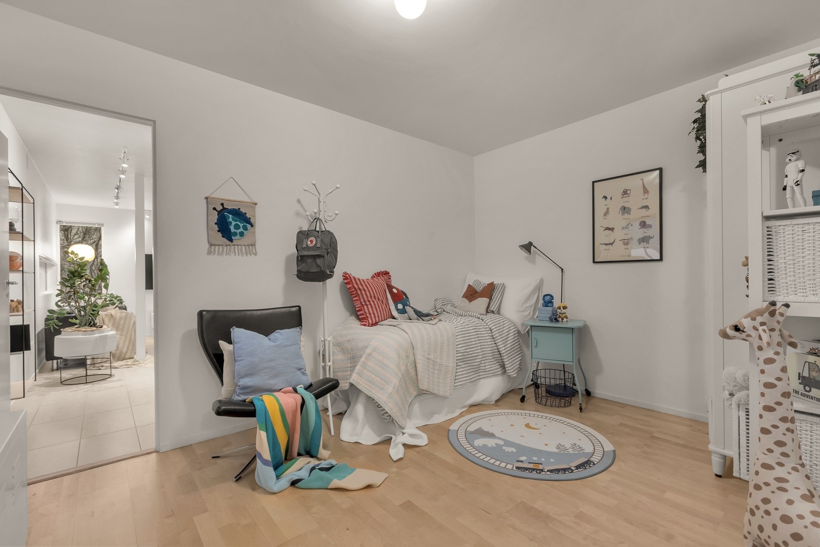 Soverom 1 er på ca. 11m2 og kan nyttes til flere formål; bibliotek, TV-stue m.m. Galleribilde