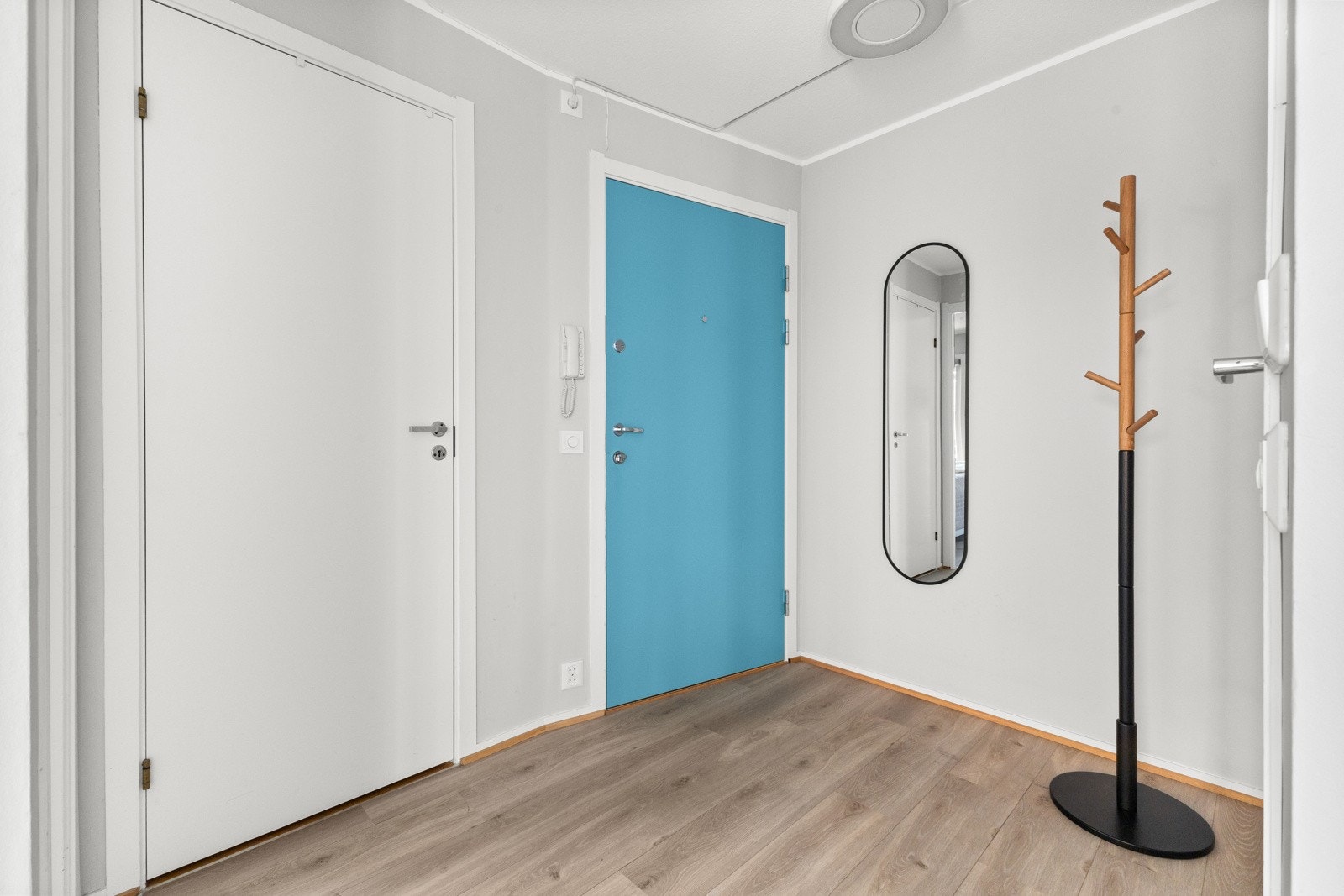 Praktisk innvendig bod med inngang fra entréen Galleribilde
