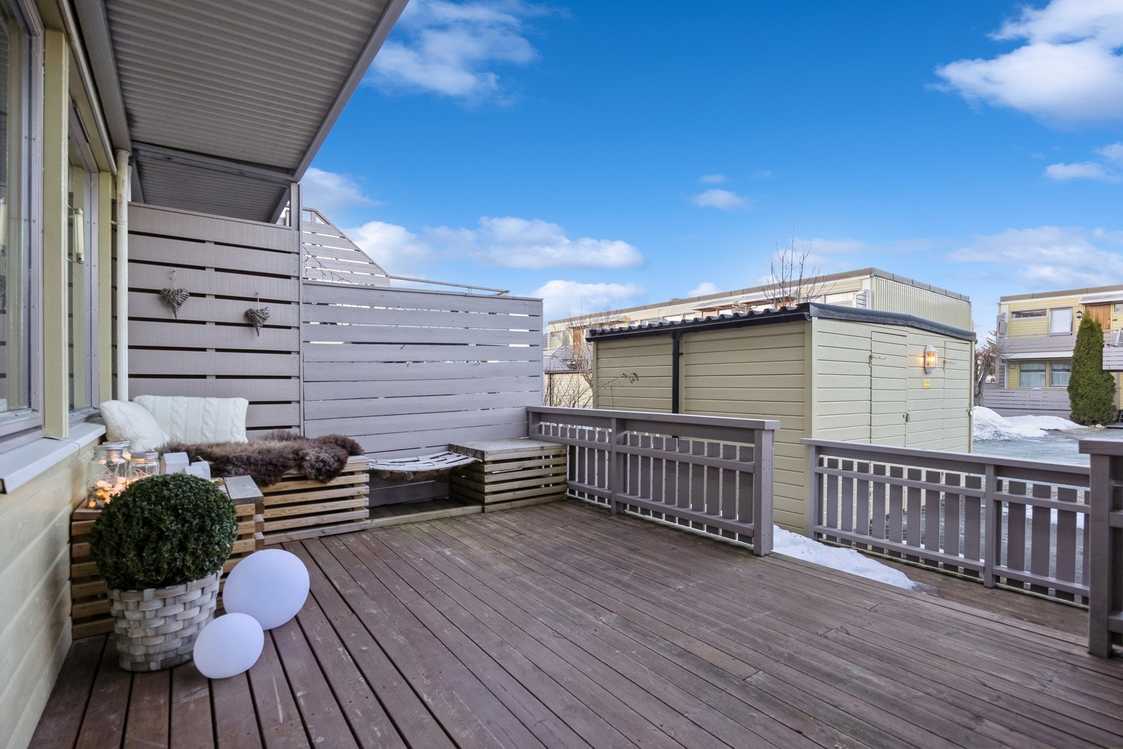 Ved inngangspartiet disponerer man en vestvendt terrasse med særdeles gode solforhold på ettermiddag- og kveldstid. Terrassen er delvis overbygd og utstyrt med en plassbygd benk. Galleribilde