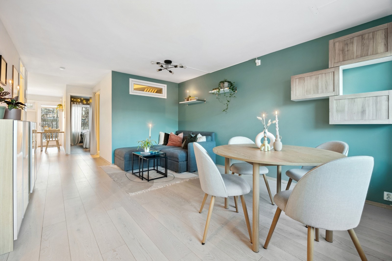 Stuen oppleves innbydende med 1-stavs eikeparkett på gulv og moderne fargevalg på vegger. Galleribilde