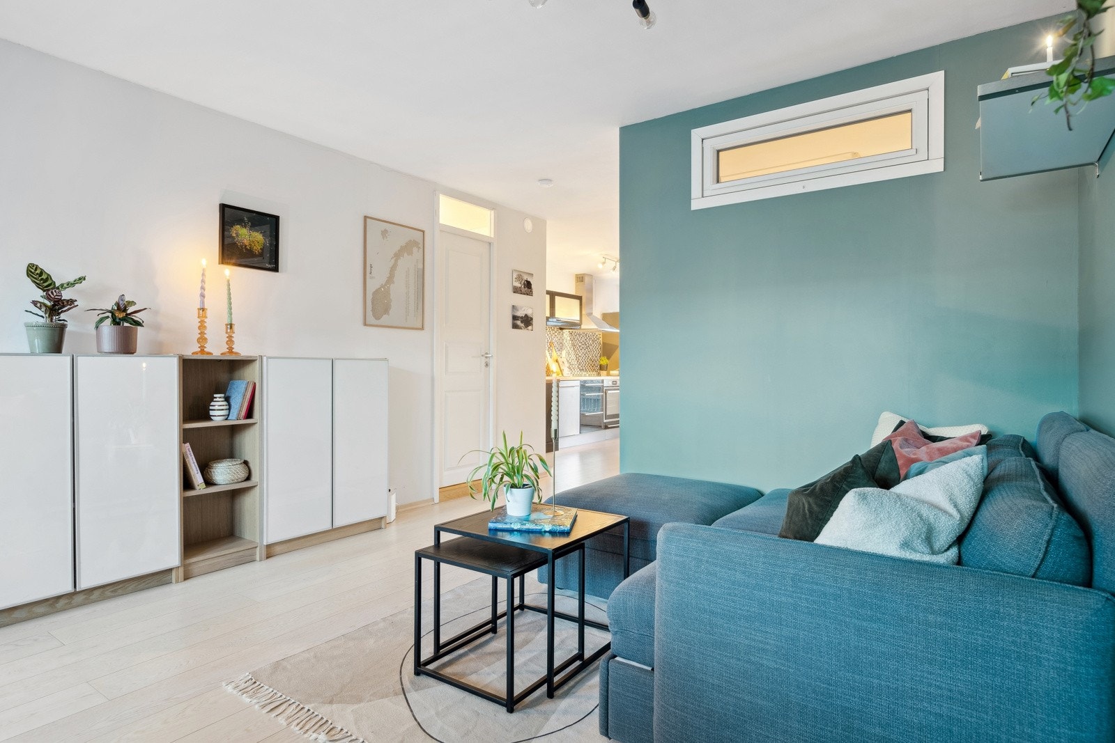 Inkludert i de månedlige felleskostnadene er blant annet oppvarming av leiligheten, forbruk av varmtvann, internett (fiber) og kabel-tv. Selger opplyser om et strømforbruk på 2 896 kWh i 2024. Galleribilde