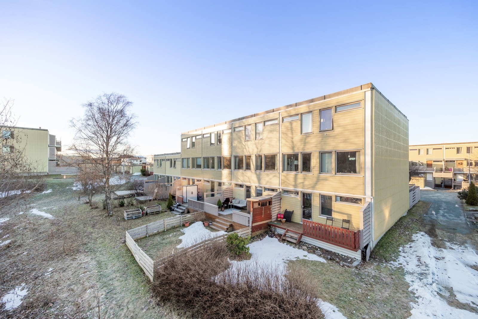 Fra terrassen er det tilkomst til et inngjerdet grøntareal hvor store og små kan utfolde seg i trygge omgivelser. Uteplassen grenser til friareal, noe som sørger for fritt utsyn uten sjenerende innsyn. Galleribilde