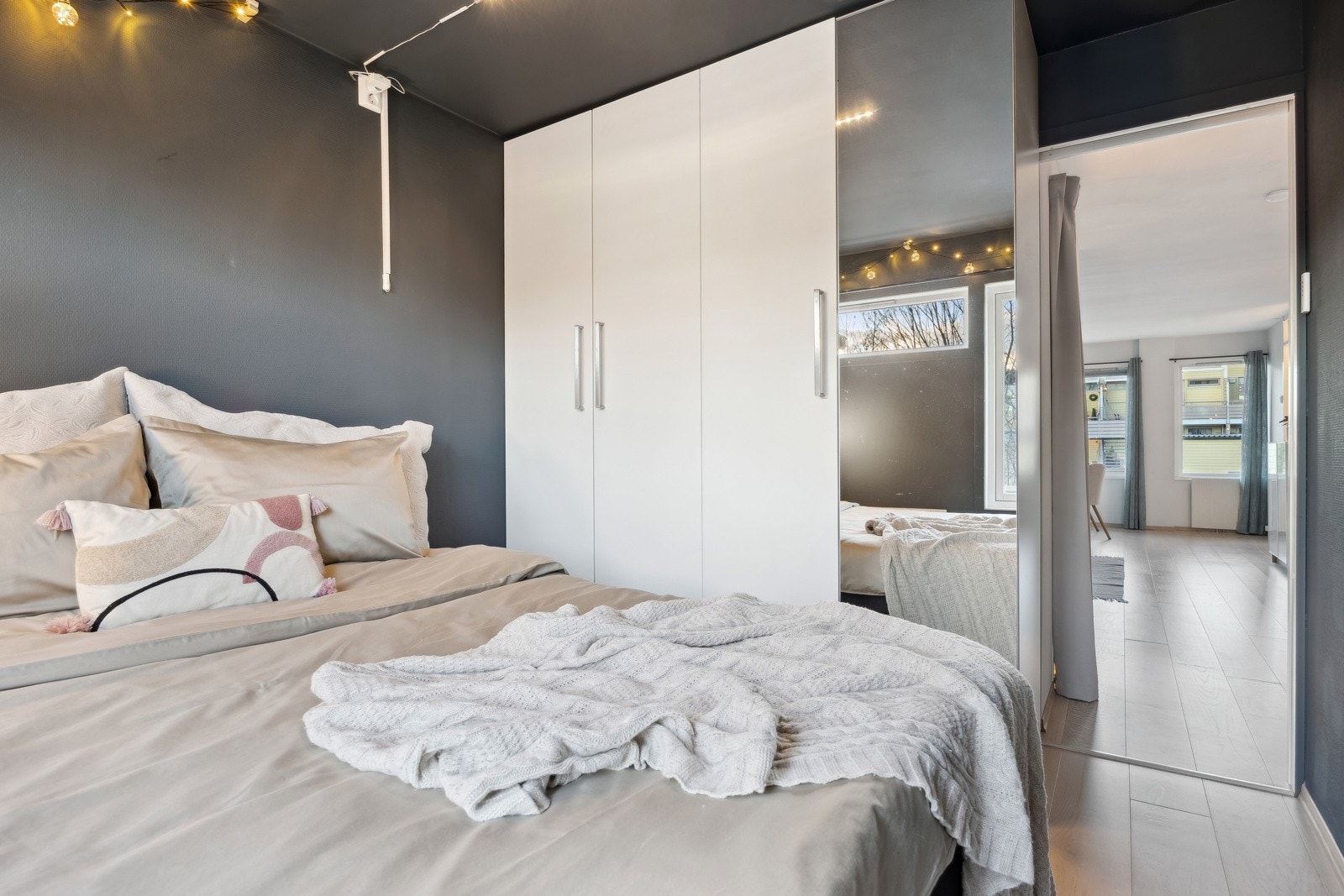 Det er god plass til oppbevaring av klær og sko i medfølgende garderobeskap. Galleribilde