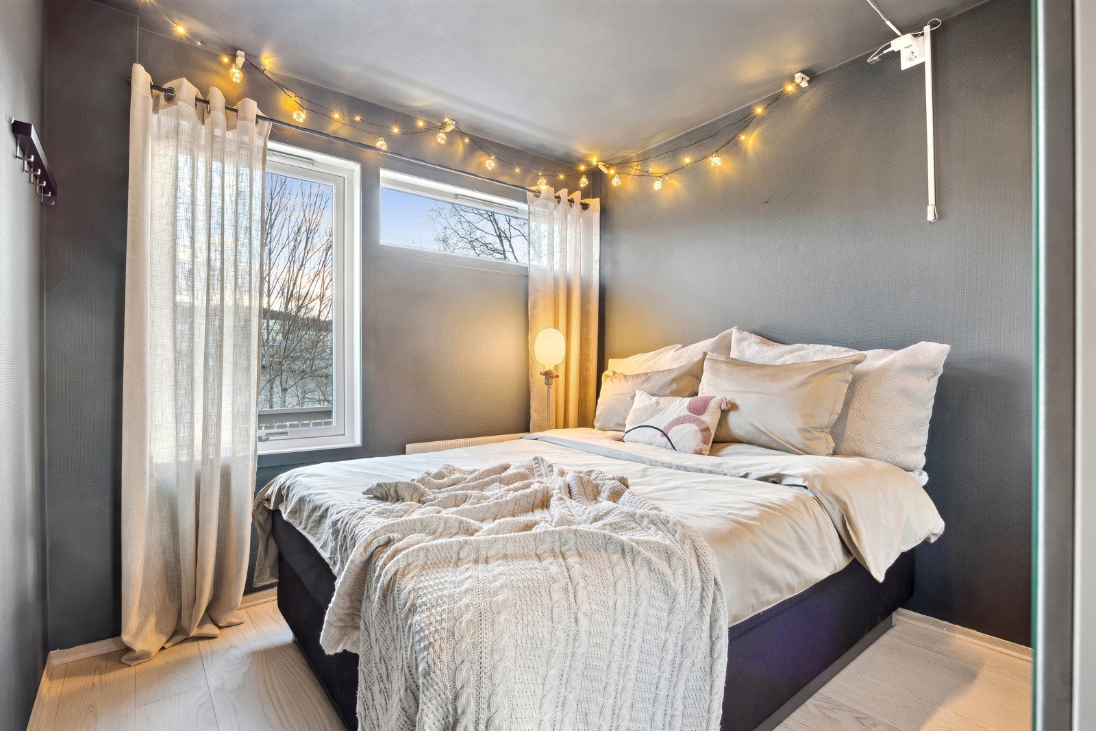 Soverommet måler 8 kvm og er vendt mot grønne friområder, noe som sikrer en uforstyrret og god natts søvn. Galleribilde