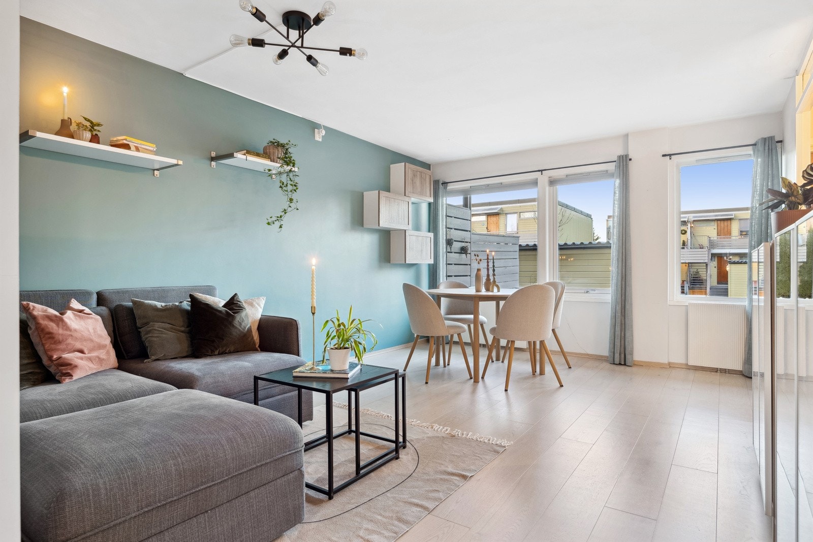 Stuearealet måler 21 kvm med god plass til både spisestuemøbler, salongmøbler og mediemøblement. Galleribilde