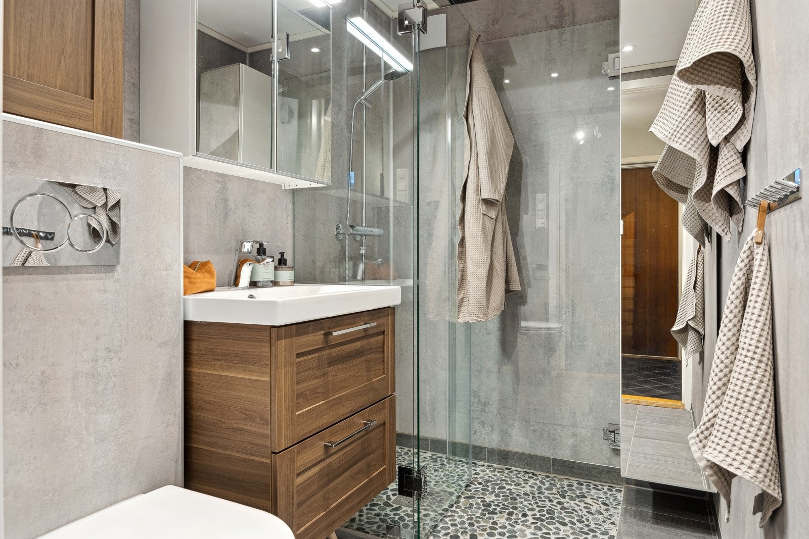 Meget pent baderom oppgradert i 2019. Fliser på gulv med behagelig varme, pen innredning med mye oppbevaringsplass i skuffer og speilskap samt vegghengt wc. Galleribilde