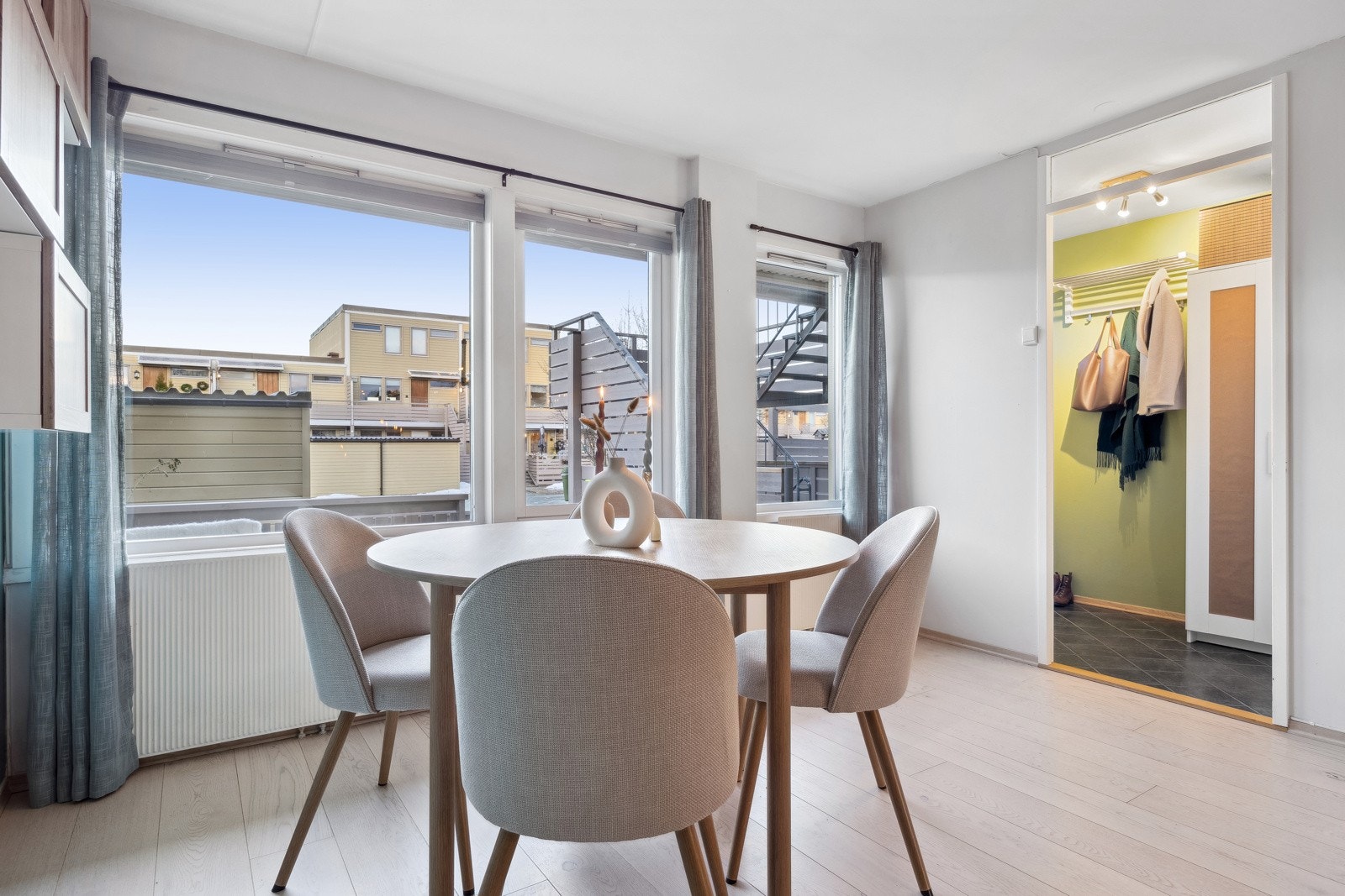 Rause vindusflater gir godt med lys til oppholdsrommet. Galleribilde