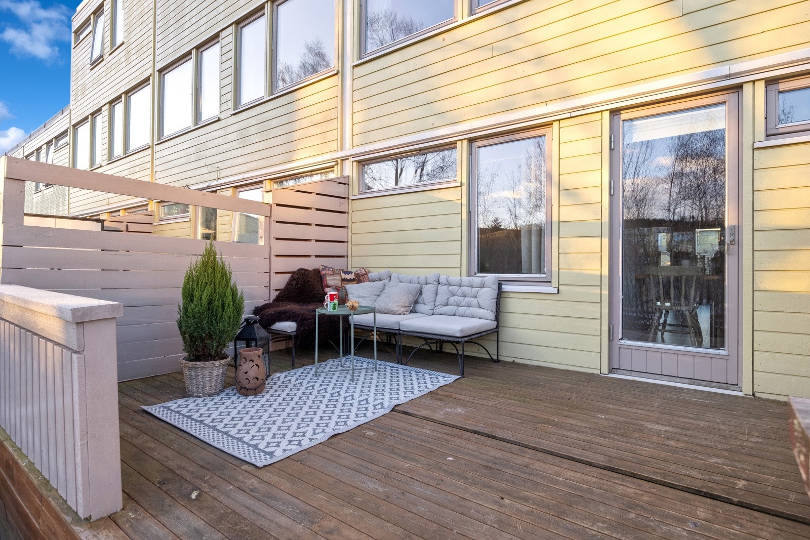 Fra kjøkkenet er det adkomst til en østvendt terrasse med morgen- og formiddagssol. Galleribilde