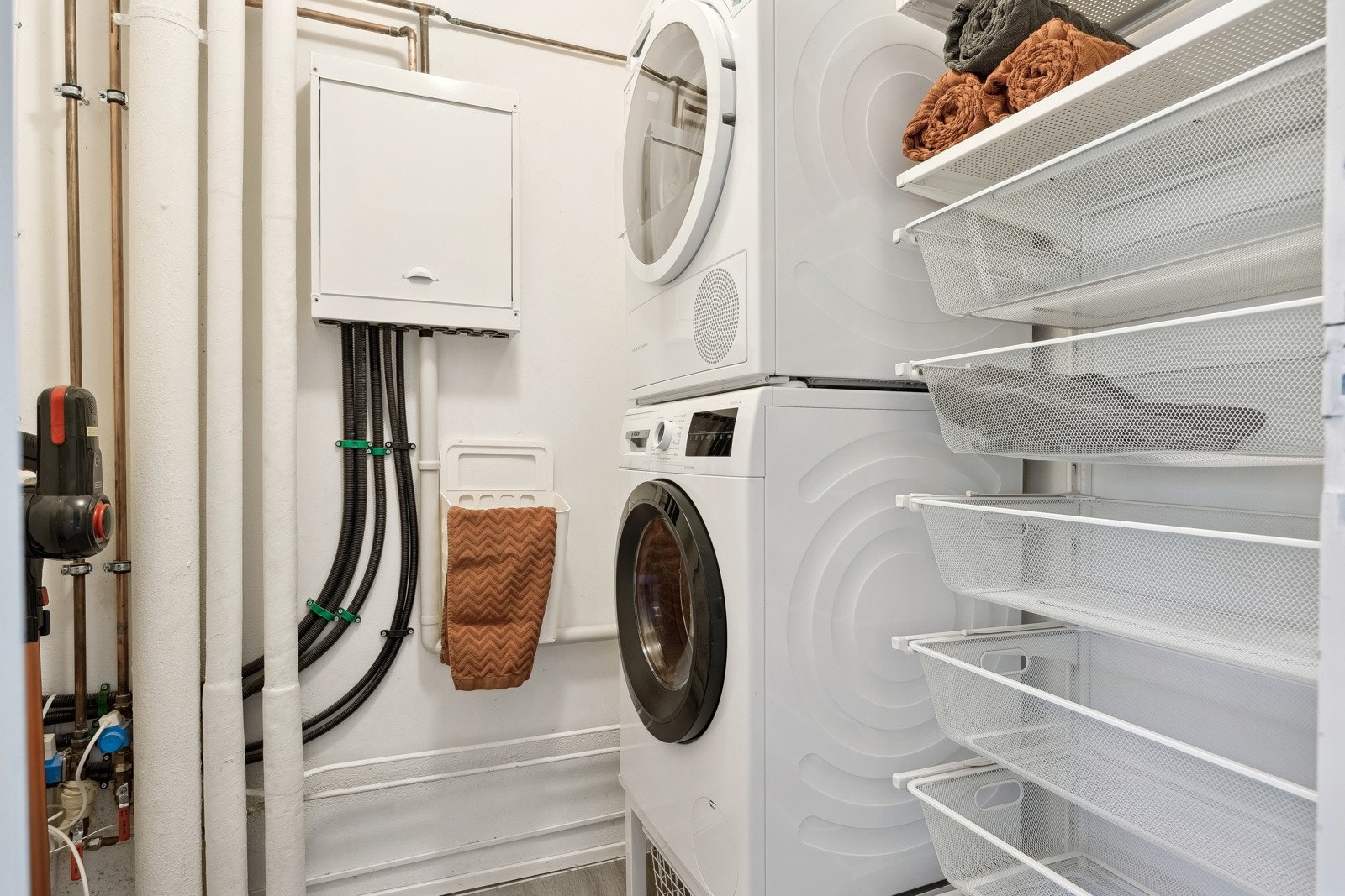 Innvendig bod benyttes idag som kombinert bod og vaskerom. Det er ikke sluk på rommet. Galleribilde