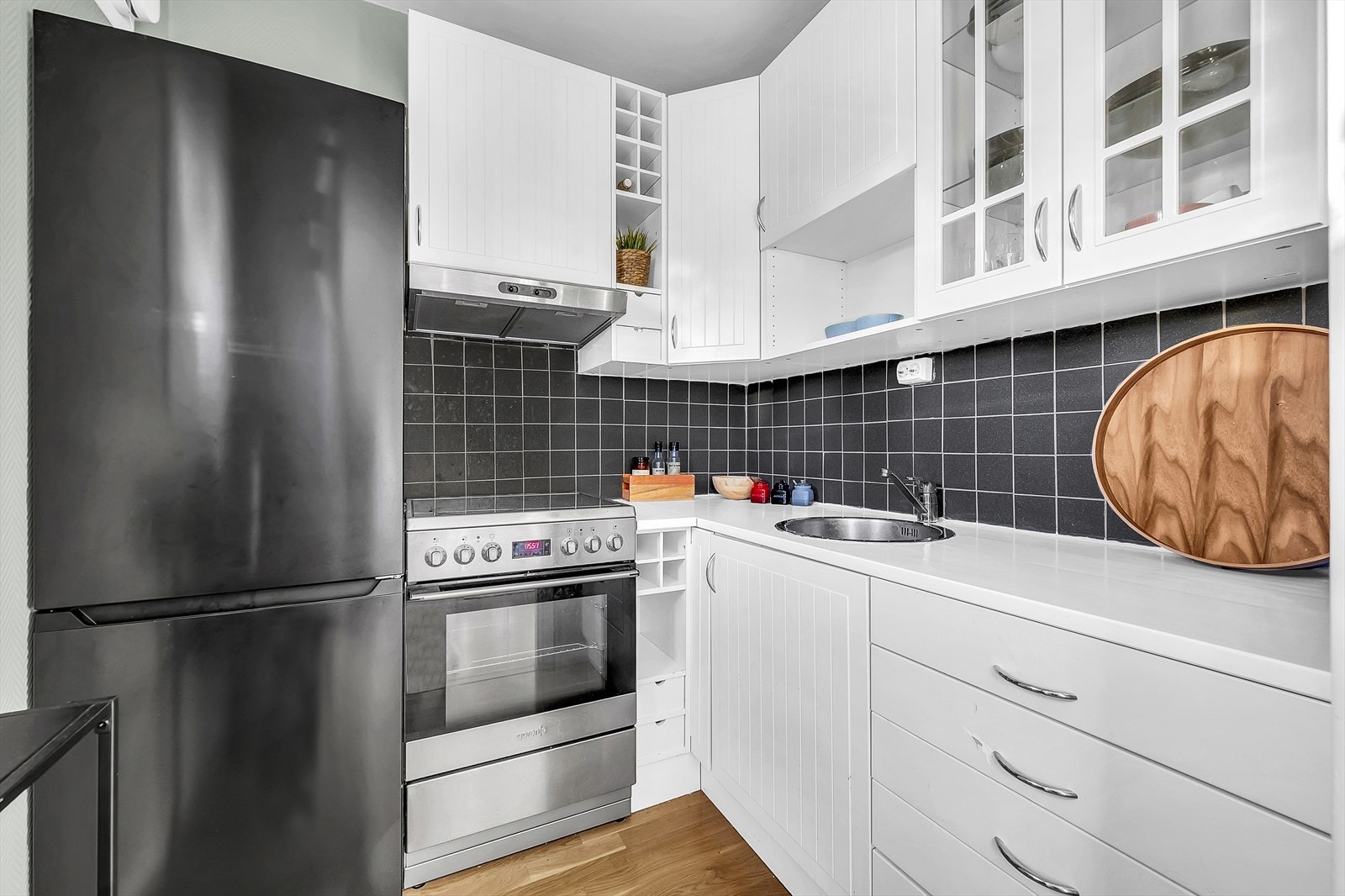 IKEA kjøkkeninnredning med mye oppbevaringsplass i skuffer og skap. Galleribilde